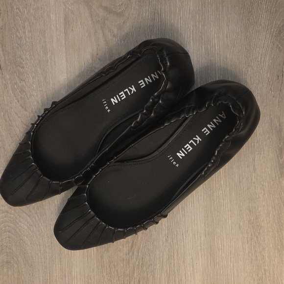 Anne Klein Black Pleated Flats - Picture 1 of 1